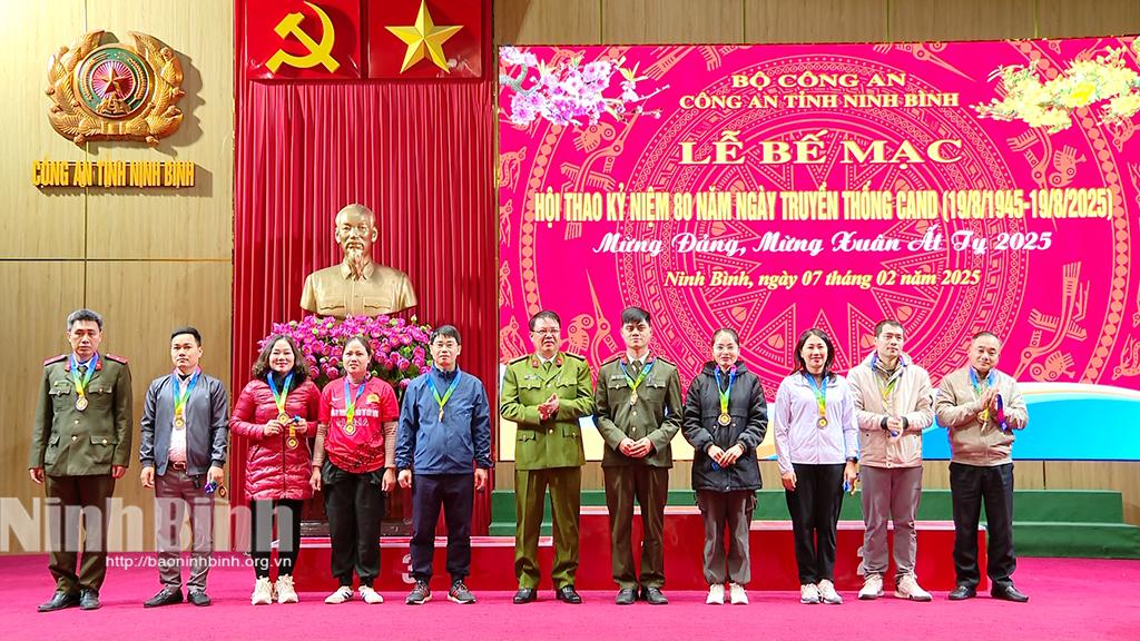 Đồng chí Đại tá Tống Như Sơn, Phó Giám đốc Công an tỉnh trao Huy chương cho các vận động viên thi đấu giành thành tích cao.