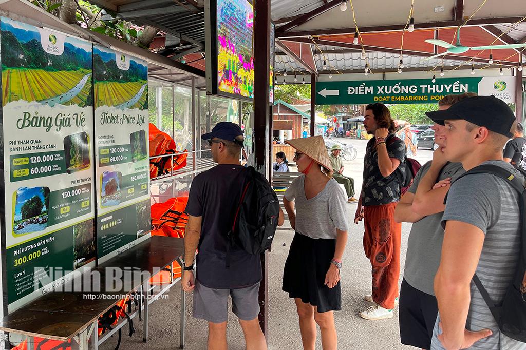 Du khách tìm hiểu thông tin tại Trung tâm hỗ trợ du khách Bến thuyền Tam Cốc.