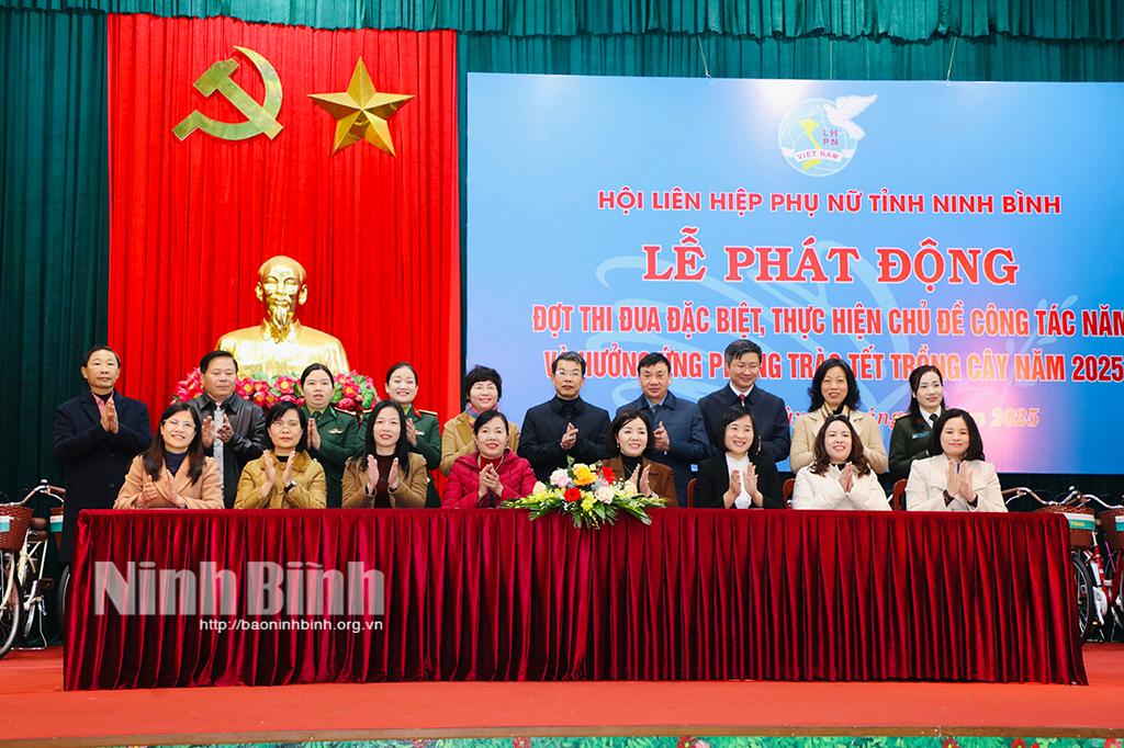 Các đại biểu chứng kiến các đơn vị ký kết giao ước thi đua.