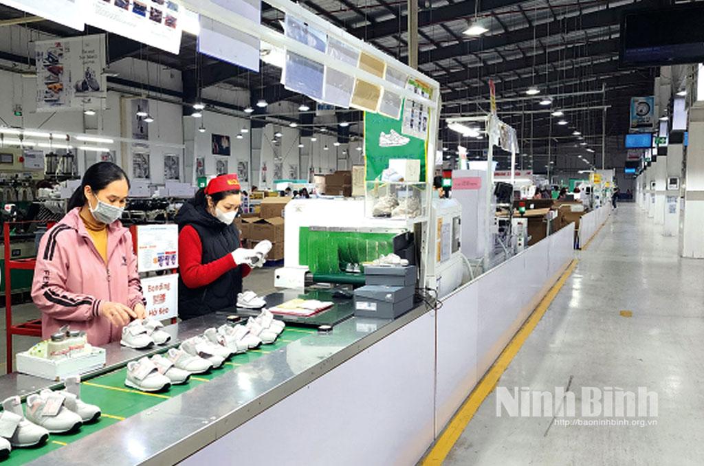 Công nhân Công ty TNHH sản xuất Giày CHUNG JYE Ninh Bình-Việt Nam, CCN Khánh Nhạc (Yên Khánh) phấn khởi bắt tay vào sản xuất ngay sau kỳ nghỉ Tết Nguyên đán Ất Tỵ.