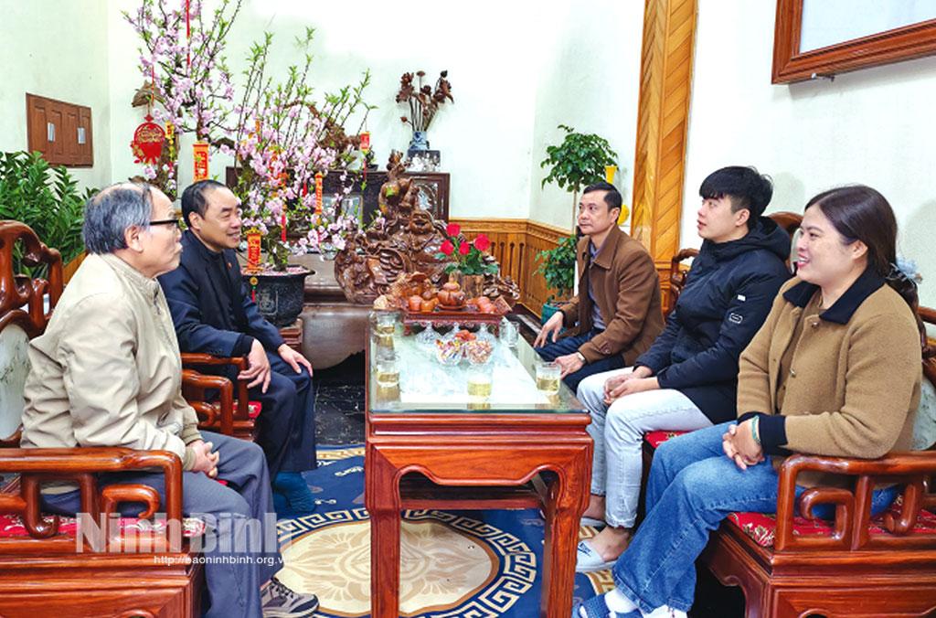 Trúng tuyển nghĩa vụ quân sự là niềm vinh dự và tự hào của em Nguyễn Tiến Đạt và gia đình. Trong ảnh: Cán bộ Ban CHQS xã Trường Yên đến thăm hỏi, động viên thanh niên Nguyễn Tiến Đạt trước khi lên đường nhập ngũ.