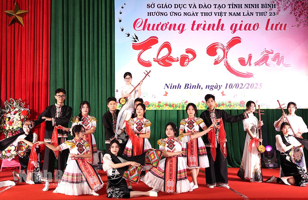 Tiết mục văn nghệ tại Chương trình giao lưu “Thơ xuân”.