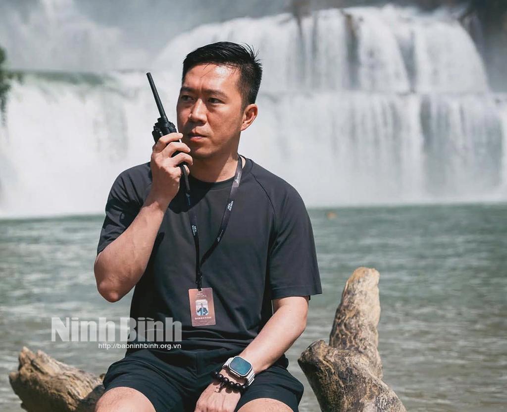 Đạo diễn Hoàng Nam khi thực hiện bộ phim "Đèn âm hồn" tại Cao Bằng. Ảnh: NVCC