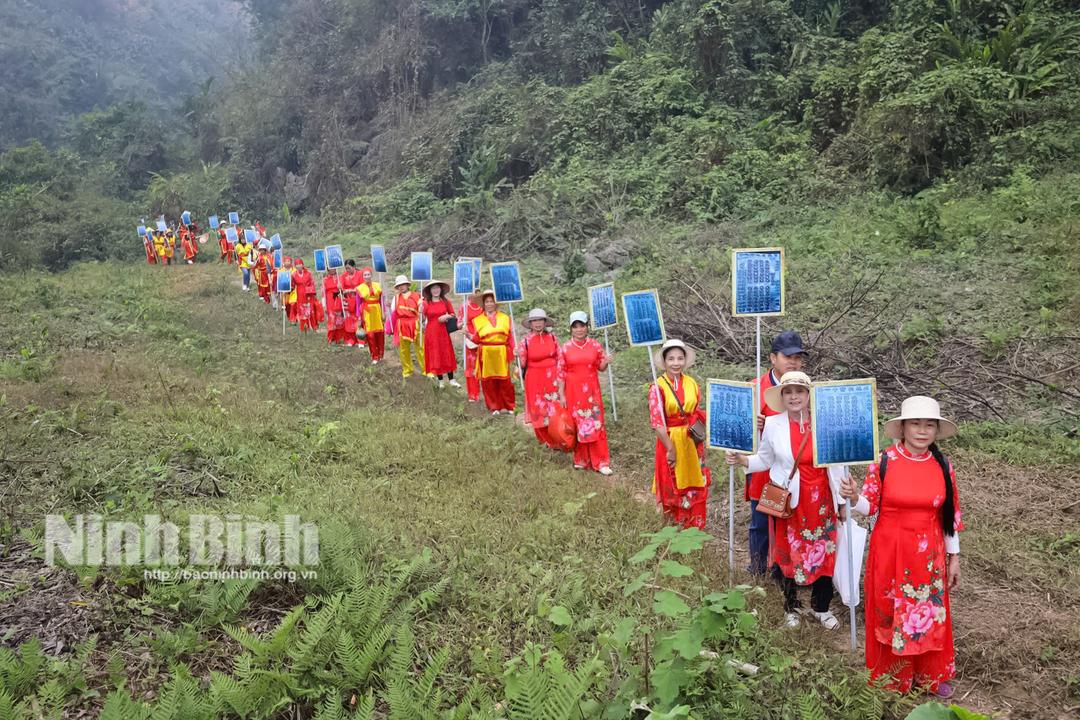 Nghi lễ rước "Khiết Đùn từ 36 quẻ" viết bằng chữ Hán Nôm tại Lễ hội.