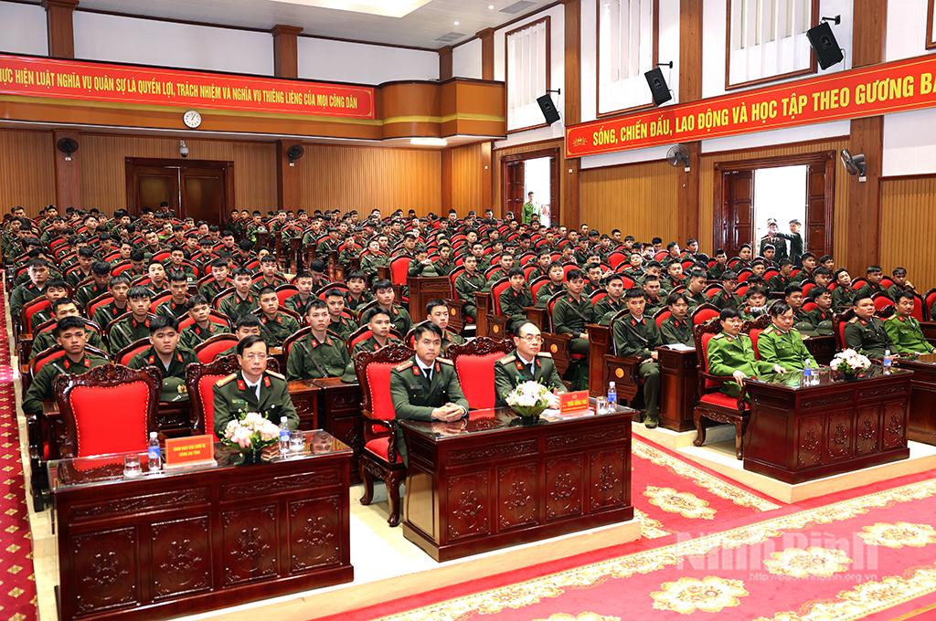 Các đại biểu và công dân thực hiện nghĩa vụ tham gia CAND năm 2025 dự buổi lễ.