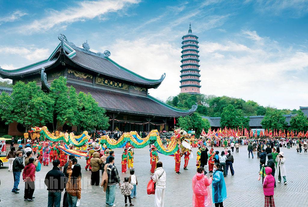 Du khách thập phương dự Lễ hội chùa Bái Đính năm 2025. Ảnh: Minh Quang