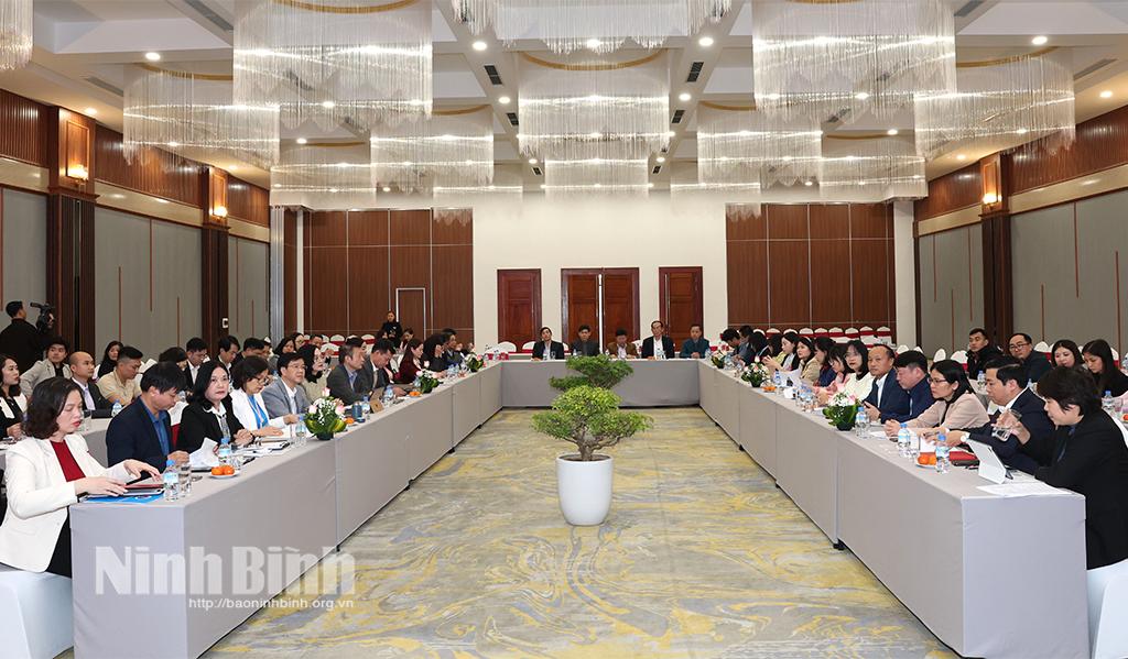 Các đại biểu dự họp báo.