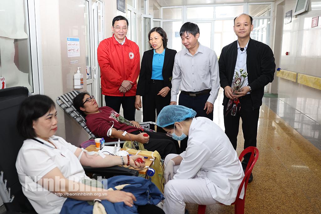 Lãnh đạo ngành Y tế, Hội Chữthập đỏ thăm hỏi, động viên các tình nguyện viên là cán bộ, y, bác sỹ, người lao đông ngành Y tế tham gia hiến máu.