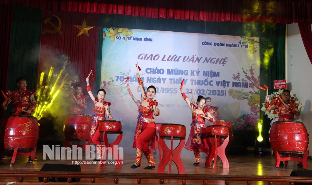 Tiết mục" Trống Hội" của đoàn tuyển Trung tâm kiểm soát bệnh tật tỉnh.