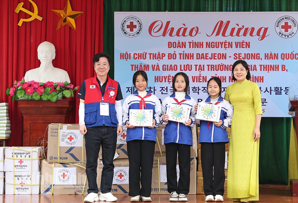 Đại diện Hội Chữ thập đỏ tỉnh Daejeon Sejong-Hàn Quốc tặng quà cho các em học sinh.
