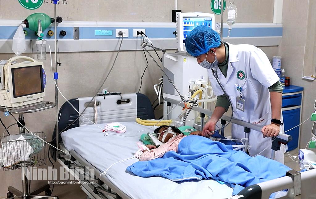 Cấp cứu, điều trị cho bệnh nhân suy hô hấp tại Khoa Cấp cứu, Bệnh viện Sản-Nhi tỉnh. Ảnh: Minh Quang