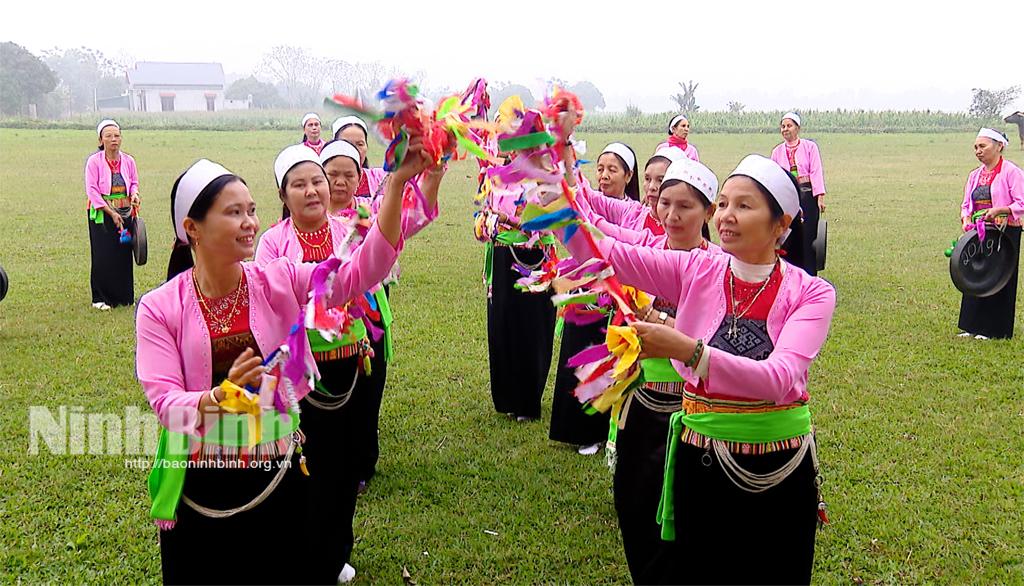 CLB Văn hóa văn nghệ, thể thao dân tộc Mường (thôn Đồng Bài, xã Quảng Lạc) tập luyện tiết mục cồng chiêng.