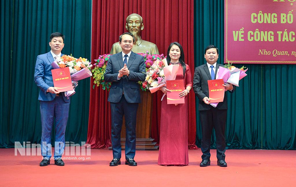 Đồng chí Bí thư Huyện uỷ Đặng Xuân Nguyên trao Quyết định bổ nhiệm các đồng chí lãnh đạo Ban Tuyên giáo và Dân vận Huyện ủy.