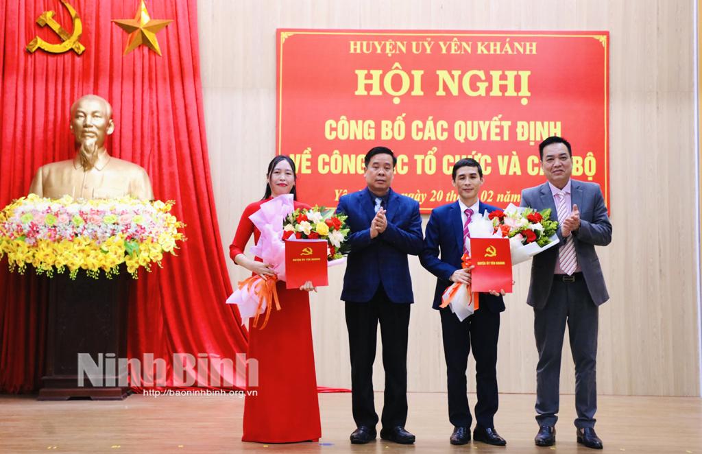 Lãnh đạo huyện Yên Khánh trao Quyết định hợp nhất và bổ nhiệm các đồng chí lãnh đạo Ban Tuyên giáo và Dân vận Huyện ủy.
