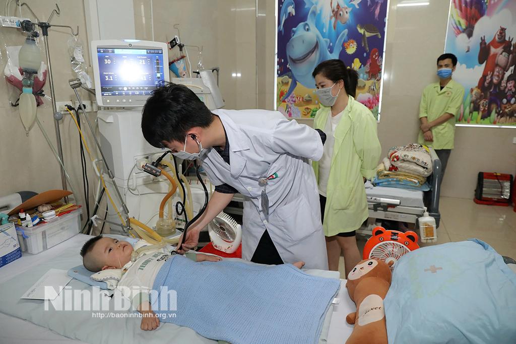 Bác sĩ kiểm tra sức khoẻ trẻ sơ sinh tại Bệnh viện Sản-Nhi tỉnh. Ảnh: Minh Quang