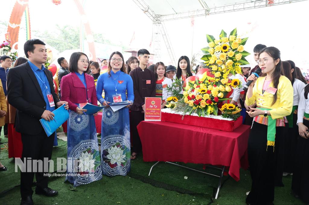 Thí sinh thuyết trình tác phẩm dự thi.