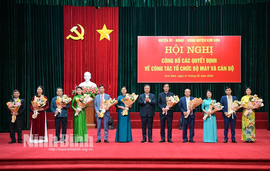 Đồng chí Chủ nhiệm Ủy ban Kiểm tra Tỉnh uỷ, Trưởng Đoàn đại biểu Quốc hội tỉnh Đinh Việt Dũng tặng hoa chúc mừng các cá nhân được điều động, bổ nhiệm sau sắp xếp.