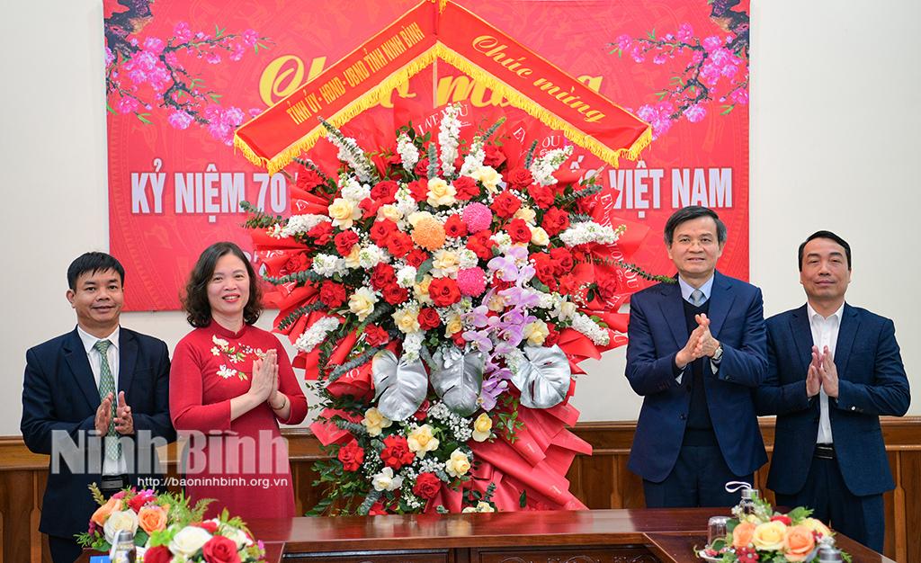 Đồng chí Bí thư Tỉnh uỷ Đoàn Minh Huấn tặng hoa, chúc mừng lãnh đạo, cán bộ, nhân viên Sở Y tế. Ảnh: Trường Giang