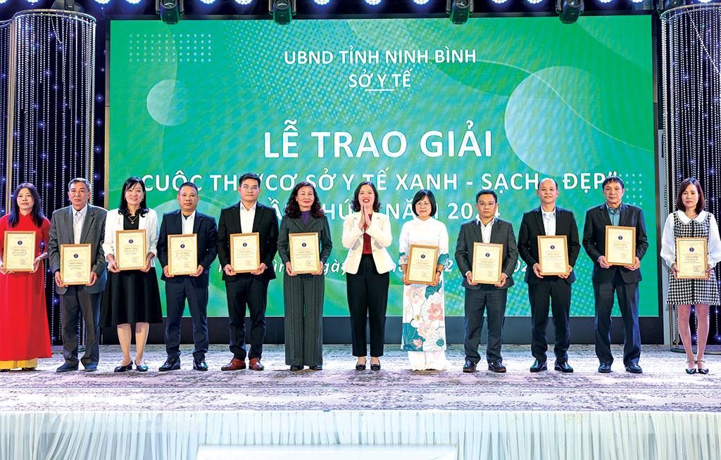 Giám đốc Sở Y tế trao thưởng cho các đơn vị đạt tiêu chuẩn cơ sở y tế xanh, sạch, đẹp. Ảnh: Minh Quang