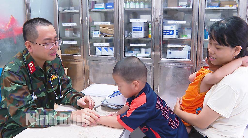 Thiếu tá, Bác sĩ Nguyễn Thành Huy, Bệnh xá đảo Song Tử Tây khám bệnh cho người dân trên đảo.