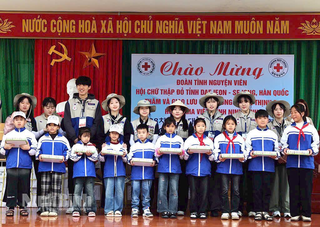 Đoàn thiện nguyện tặng quà cho học sinh Trường Tiểu học Gia Thịnh B. Ảnh: Minh Quang