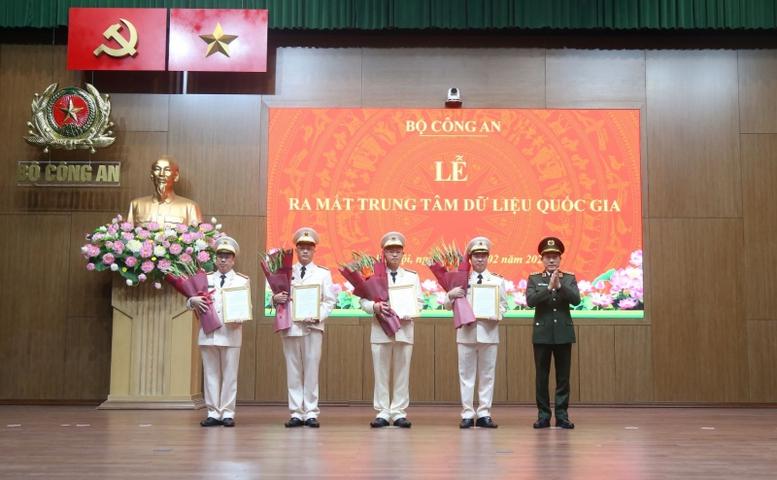 Đại tướng Lương Tam Quang, Bộ trưởng Bộ Công an trao Quyết định thành lập Trung tâm Dữ liệu quốc gia. Ảnh: cand.com.vn