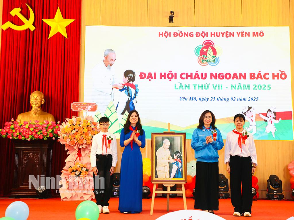 Lãnh đạo Tỉnh đoàn tặng Đại hội bức tranh "Bác Hồ quàng khăn quàng đỏ cho thiếu nhi".