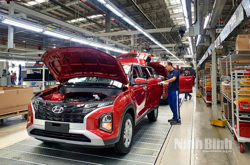 Ninh Bình khẳng định vị thế là một trong 3 trung tâm công nghiệp cơ khí ô tô lớn nhất của cả nước với đầu tàu là Công ty cổ phần sản xuất ô tô Hyundai Thành Công Việt Nam. Trong ảnh: Dây chuyền sản xuất, lắp ráp ô tô của Nhà máy Hyundai Thành Công, Khu công nghiệp Gián Khẩu, huyện Gia Viễn.