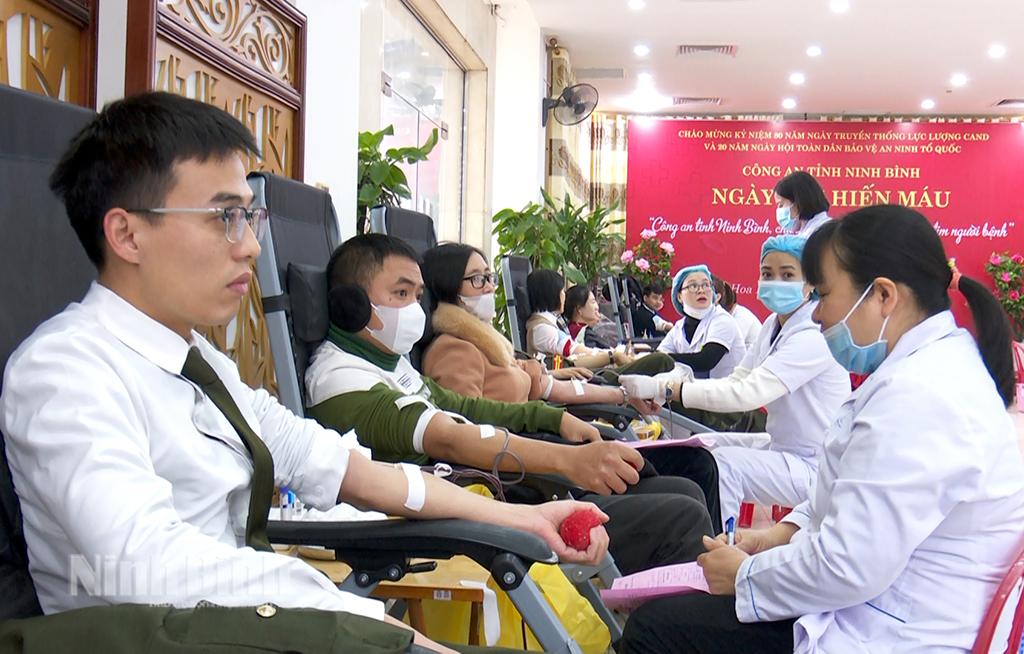 Cán bộ, chiến sĩ Công an Ninh Bình tham gia hiến máu tình nguyện.