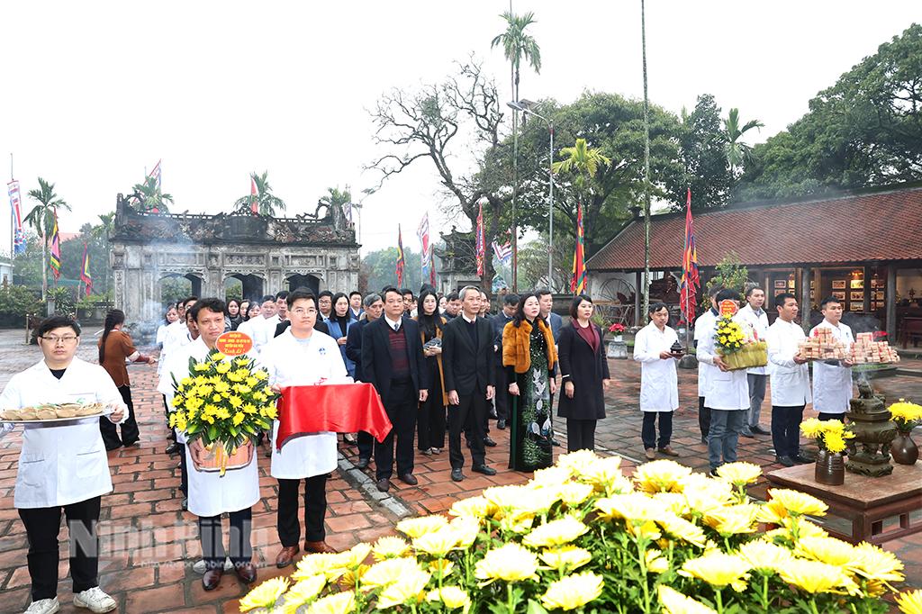 Các đồng chí lãnh đạo huyện và các đại biểu dâng hương tưởng nhớ và tri ân công đức của Đức Thánh Nguyễn.
