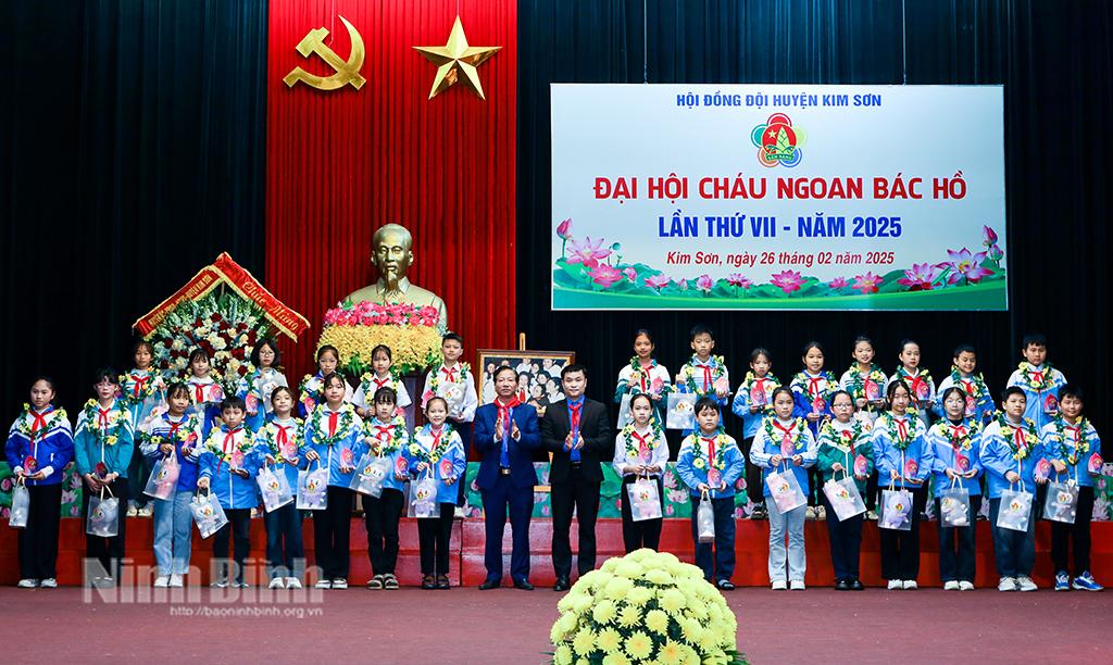Lãnh đạo huyện Kim Sơn và Hội đồng Đội tỉnh trao giấy chứng nhận Cháu ngoan Bác Hồ cấp huyện cho đội viên ưu tú.