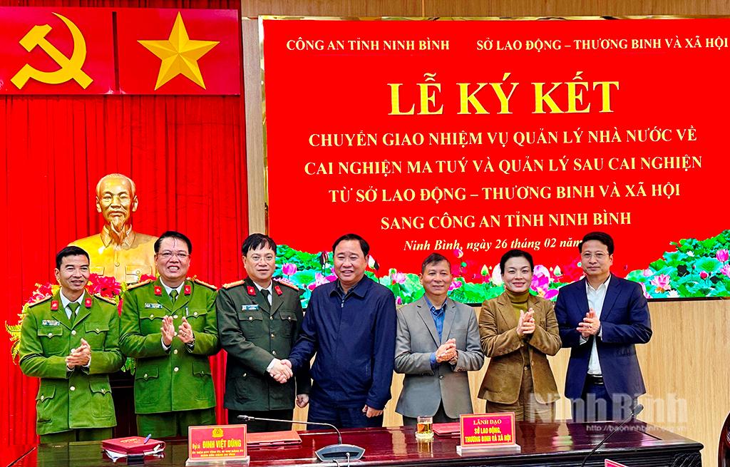 Đại tá Đinh Việt Dũng, Giám đốc Công an tỉnh và đồng chí Lâm Xuân Phương, Giám đốc Sở Lao động-Thương binh và Xã hội ký Biên bản bàn giao nhiệm vụ quản lý Nhà nước về cai nghiện ma tuý và quản lý sau cai nghiện từ Sở Lao động-Thương binh và Xã hội về Công an tỉnh.