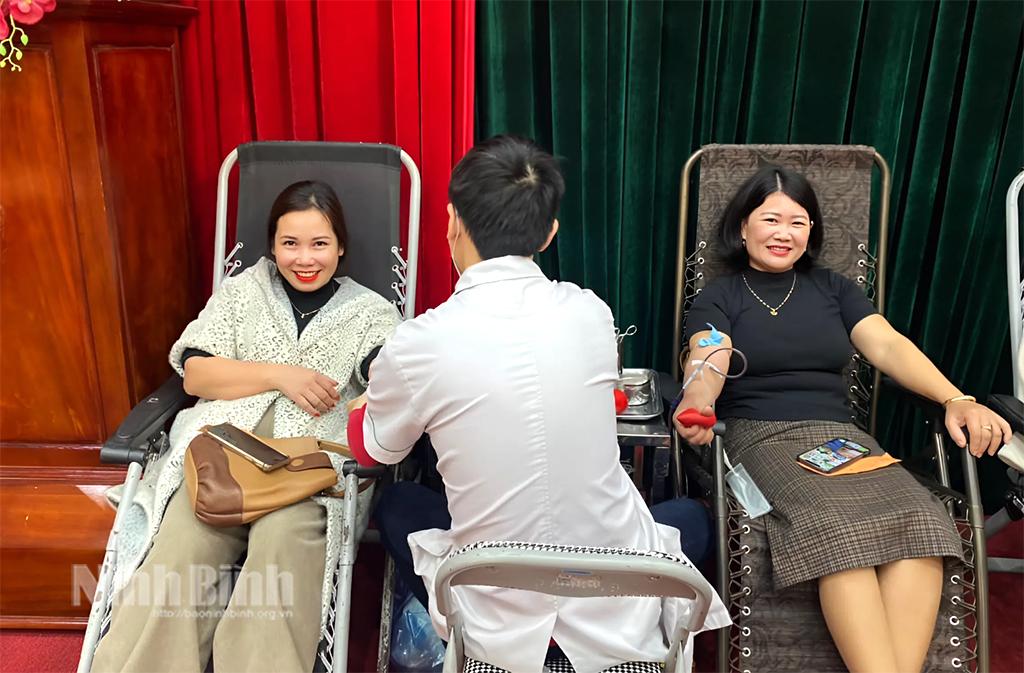 Chị Lê Thị Lệ Hằng (áo trắng) tham gia hiến máu tình nguyện tại Lễ hội Xuân hồng huyện Yên Mô năm 2025.