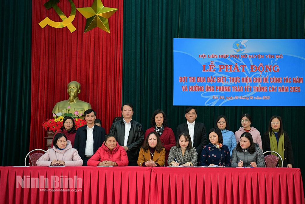 Đại diện các đơn vị ký kết giao ước thi đua năm 2025.