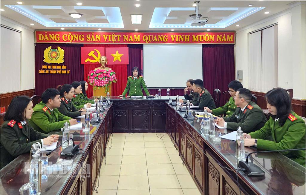 Lãnh đạo Đội Tham mưu, Công an thành phố Hoa Lư tổ chức quán triệt nội dung chỉ đạo của Giám đốc Công an tỉnh về sắp xếp, tinh gọn tổ chức bộ máy Công an địa phương.