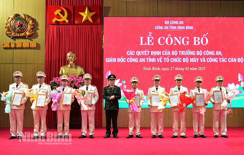 Đồng chí Giám đốc Công an tỉnh Đinh Việt Dũng trao Quyết định bổ nhiệm, điều động và bố trí các đồng chí giữ chức vụ lãnh đạo cấp phòng thuộc Công an tỉnh.