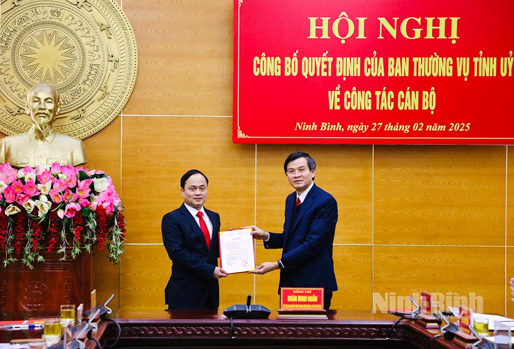 Đồng chí Đoàn Minh Huấn, Uỷ viên Trung ương Đảng, Bí thư Tỉnh uỷ trao Quyết định bổ nhiệm cho đồng chí Nguyễn Quốc Toản.