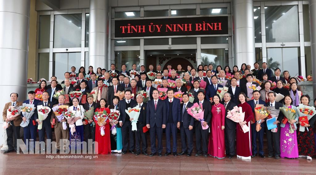 Các đồng chí lãnh đạo tỉnh chụp ảnh cùng các đại biểu thầy thuốc trên địa bàn tỉnh.