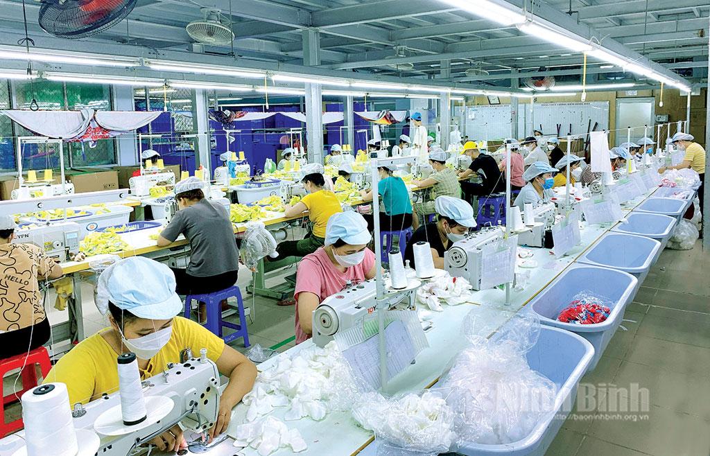 Dây chuyền sản xuất thú nhồi bông tại Công ty TNHH MTV Master Vina, CCN Đồng Hướng (Kim Sơn). Ảnh: Nguyễn Thơm