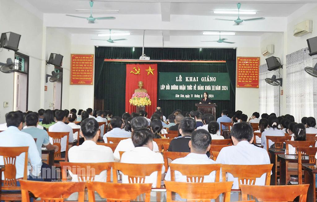 Trung tâm Chính trị huyện Kim Sơn chú trọng mở các lớp bồi dưỡng đối tượng kết nạp Đảng dành cho học sinh THPT, góp phần bồi dưỡng lý tưởng cách mạng cho thế hệ trẻ.