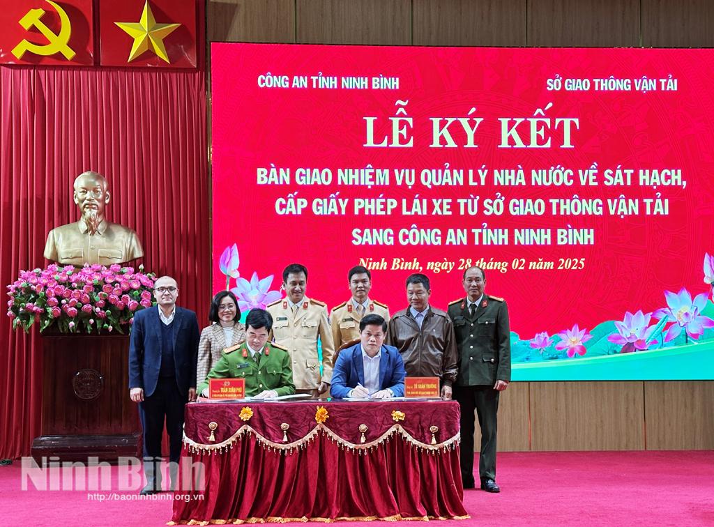 Đại diện lãnh đạo Công an tỉnh và Sở Giao thông Vận tải ký biên bản bàn giao nhiệm vụ quản lý Nhà nước về sát hạch, cấp Giấy phép lái xe từ Sở Giao thông Vận tải sang Công an tỉnh.