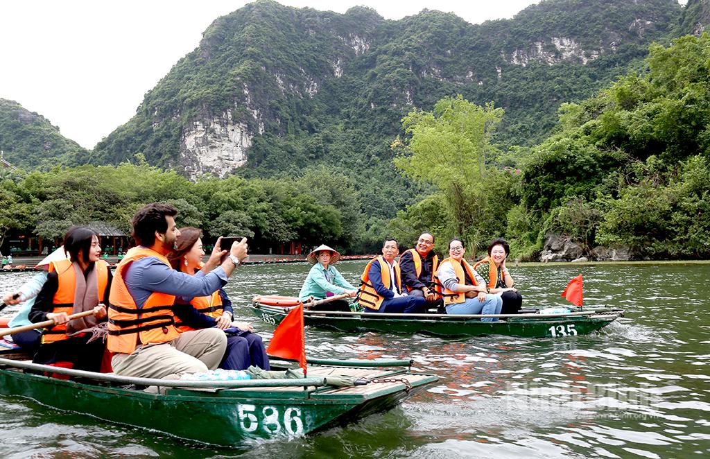 Các đại biểu Đoàn UNESCO ngồi thuyền tham quan Di sản Văn hóa và Thiên nhiên thế giới Tràng An.