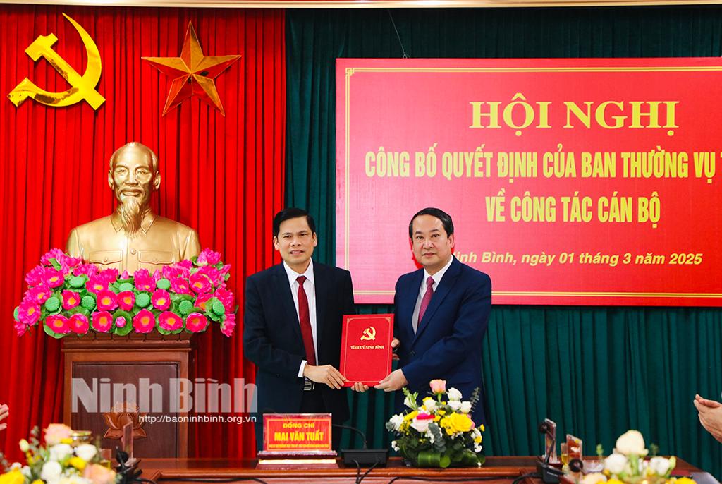 Đồng chí Mai Văn Tuất, Phó Bí thư Thường trực Tỉnh ủy, Chủ tịch HĐND tỉnh, Bí thư Đảng ủy các cơ quan Đảng tỉnh trao Quyết định cho đồng chí Thịnh Đức Tiền.