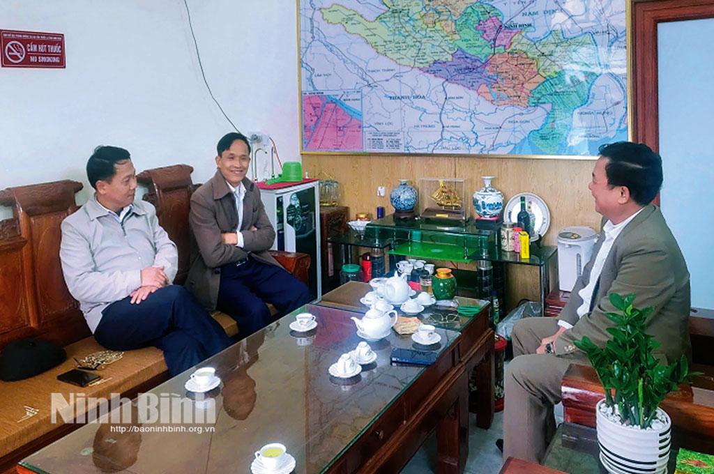 Các đồng chí lãnh đạo xã Khánh Thượng (Yên Mô) trò chuyện, nắm bắt tâm tư, nguyện vọng của cán bộ trước khi nghỉ công tác.