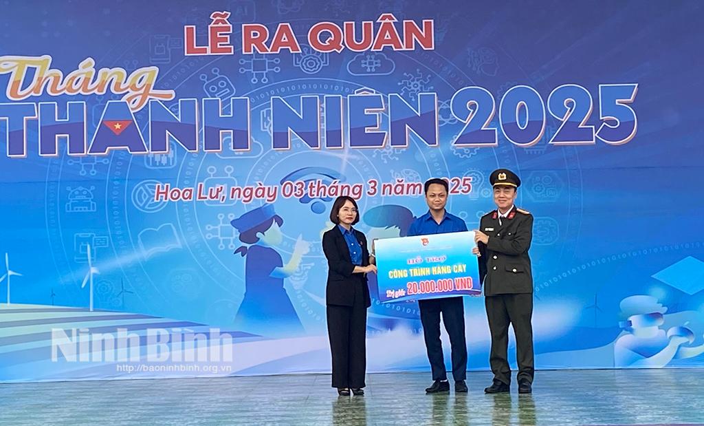 Tặng biển biểu trưng các công trình Tháng Thanh niên năm 2025 trên địa bàn thành phố Hoa Lư. Ảnh: Hồng Vân