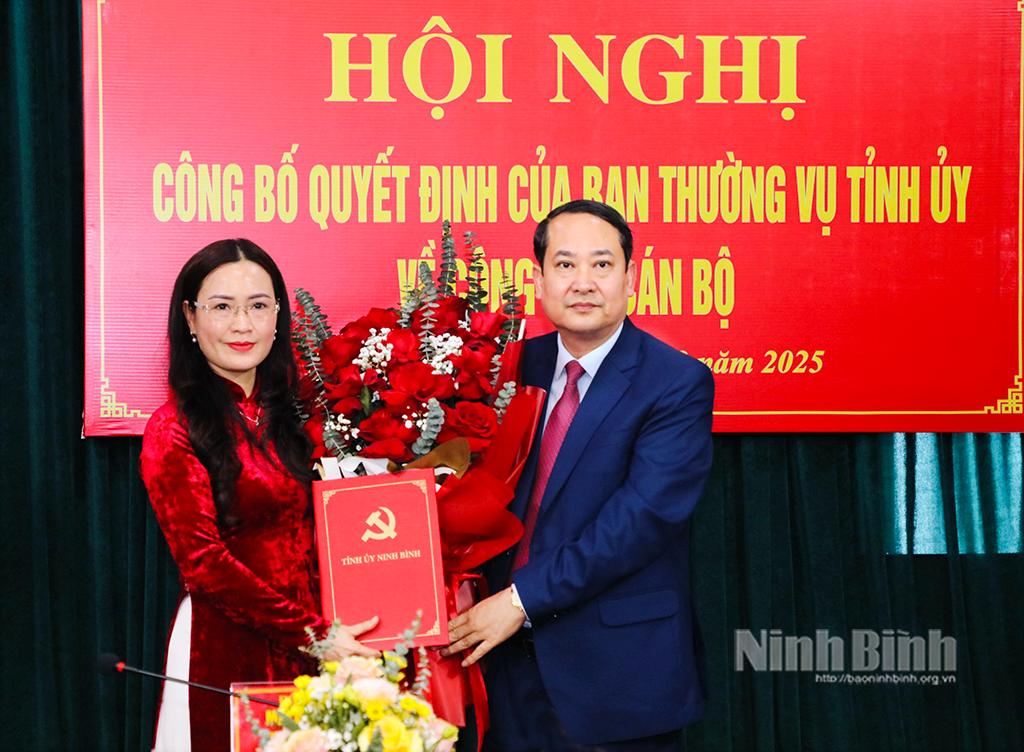 Đồng chí Mai Văn Tuất, Phó Bí thư Thường trực Tỉnh ủy, Chủ tịch HĐND tỉnh trao Quyết định cho đồng chí Lê Thị Hoa.