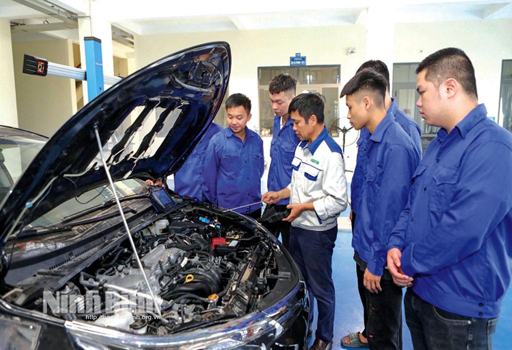 Tiết học thực hành nghề công nghệ ô tô tại Trường Cao đẳng Cơ giới Ninh Bình. Ảnh: Minh Quang