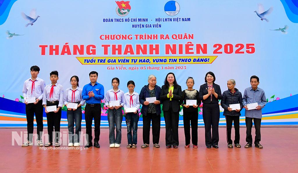 Lãnh đạo Tỉnh Đoàn, huyện Gia Viễn trao quà cho hội viên Hội Cựu Thanh niên xung phong và học sinh có hoàn cảnh khó khăn trên địa bàn huyện.