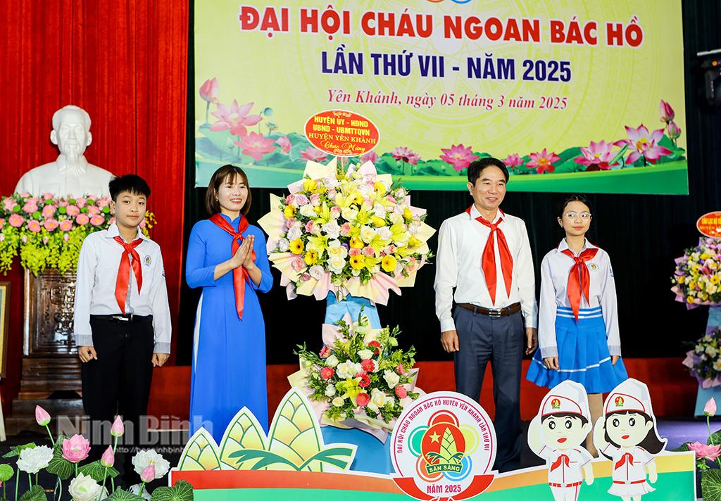 Lãnh đạo huyện tặng hoa chúc mừng Đại hội.