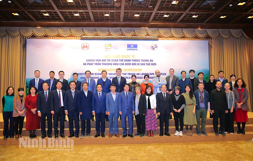 Các đại biểu chụp ảnh lưu niệm tại Hội thảo.